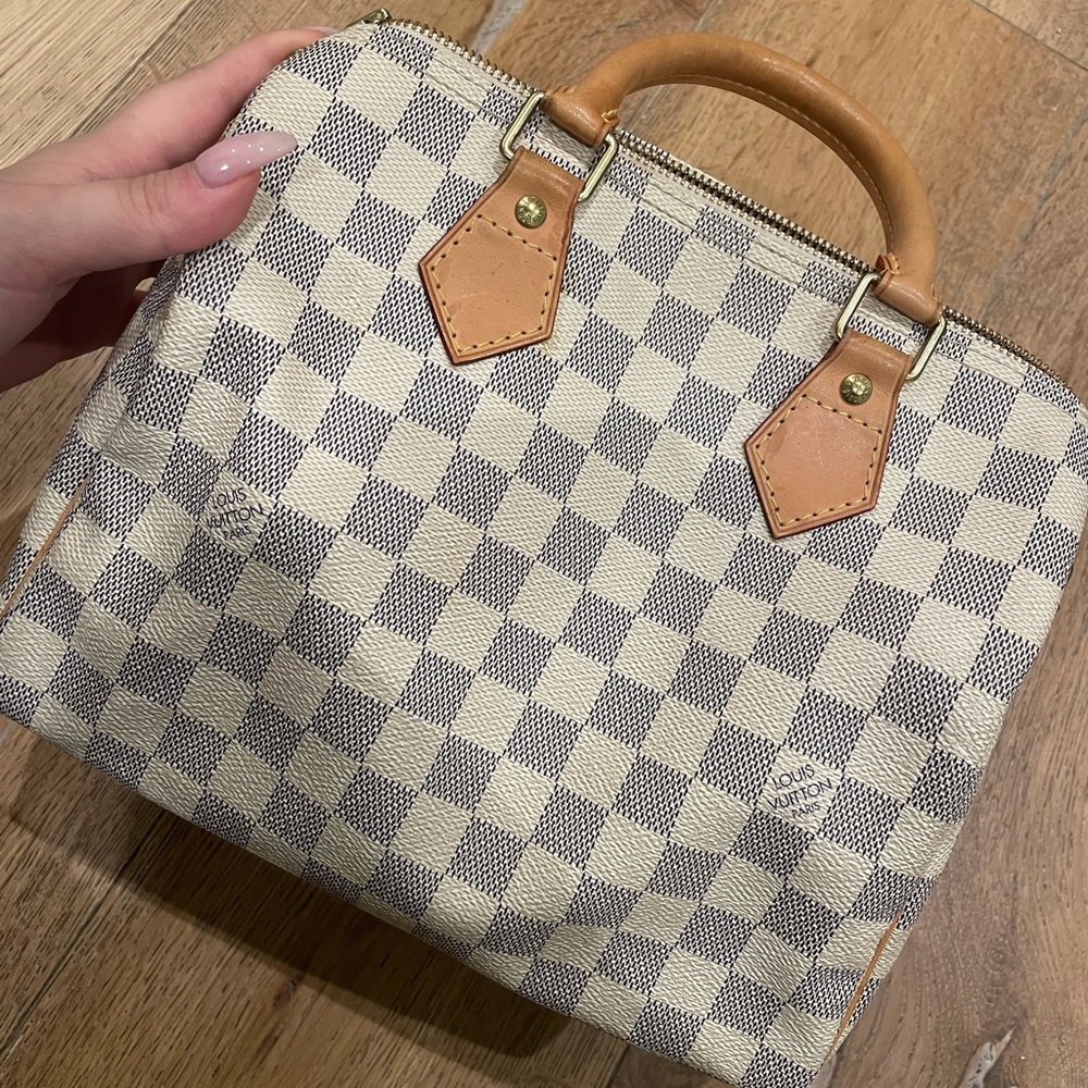 AUTHENTIC LOUIS VUITTON SPEEDY 25 BAG.